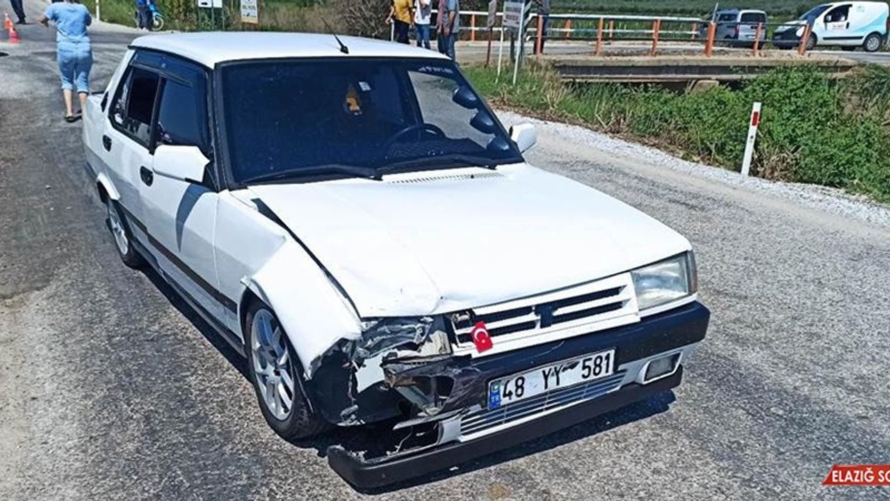 Otomobil İle Motosiklet Köprüde Çarpıştı: 2 Yaralı  