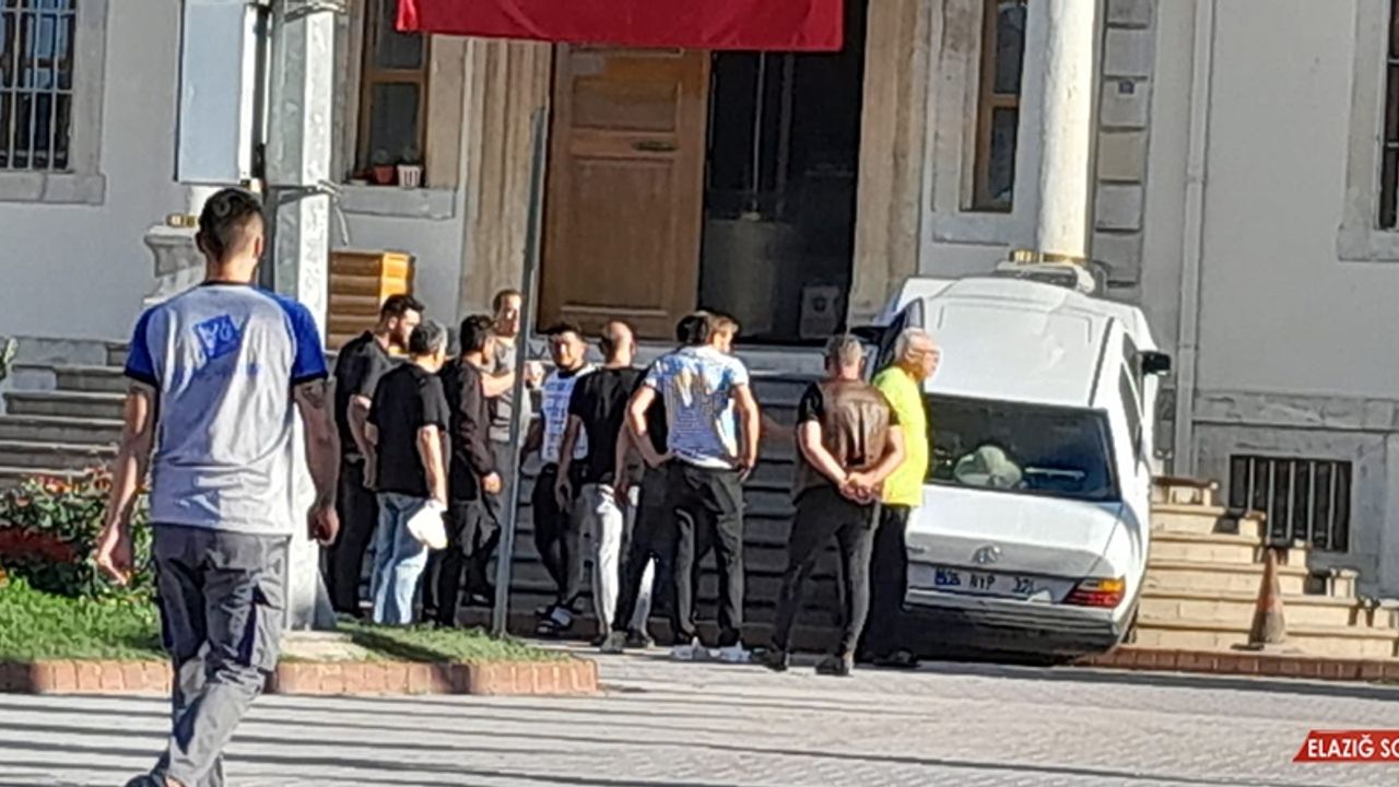 Sinop'ta İlginç Kaza: Otomobil Adliye Merdivenlerine Çıktı