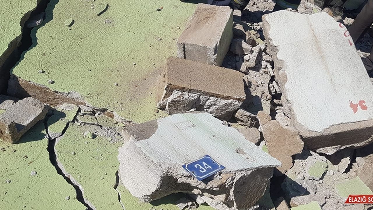 Yıkmak İstedikleri Duvarın Altında Kalan İki Kişi Yaralandı  