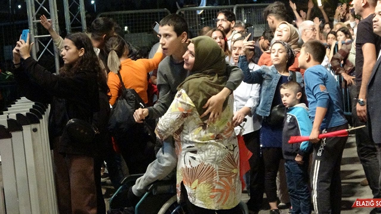 Konserde Annenin Oğlu İçin Fedakarlığı Duygulandırdı