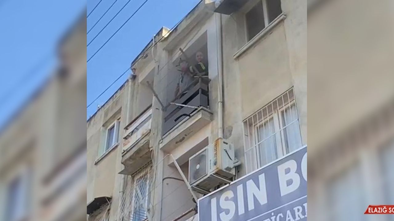 Yangında Mahsur Kalan Yaşlı Adamı İtfaiye Ekipleri Kurtardı  