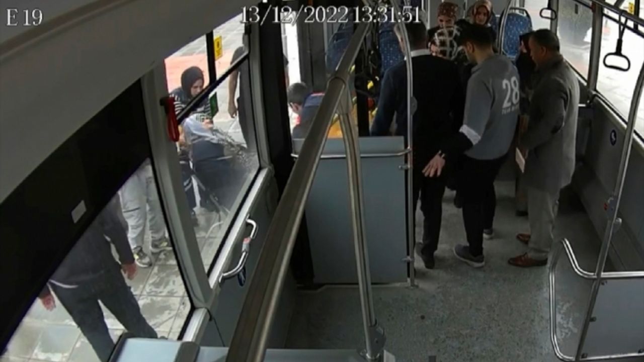 Elazığ’da otobüs şoförü, baygınlık geçiren yaşlı kadını hastaneye götürdü