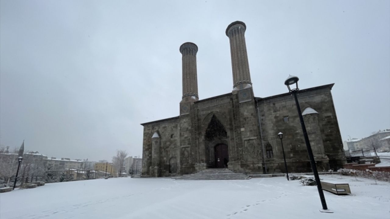 Erzurum, Ardahan ve Kars'ta kar etkili oluyor