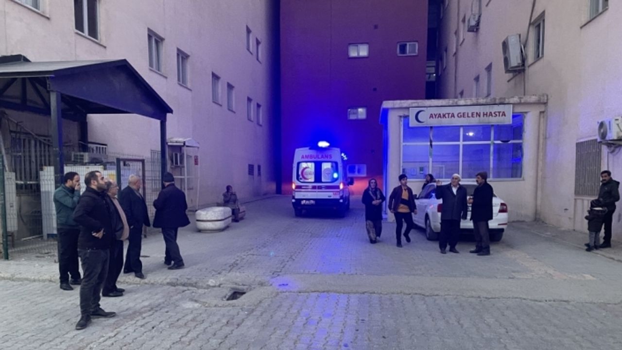 Hakkari'de minibüs şarampole devrildi, 4'ü öğretmen, 2'si öğrenci 11 kişi yaralandı