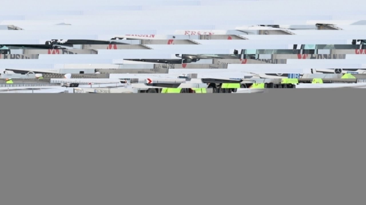 Kars ile Erzurum'da tırlar kar ve buzlanma nedeniyle yolda kaldı