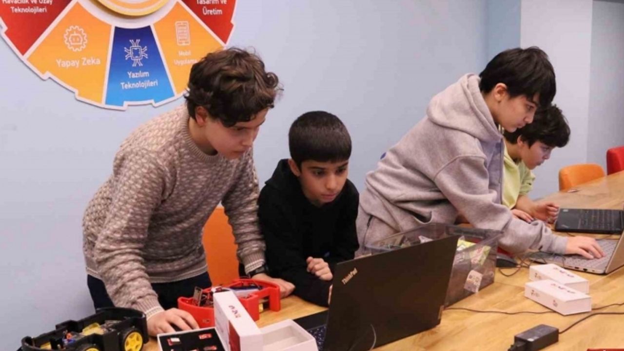 Çocuklar, yerli ve milli kart kullanarak otonom araç üretiyor