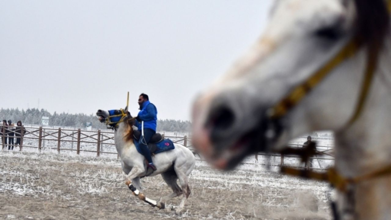 Kars'ta ciritçiler dondurucu soğuk ve kar altında yarıştı