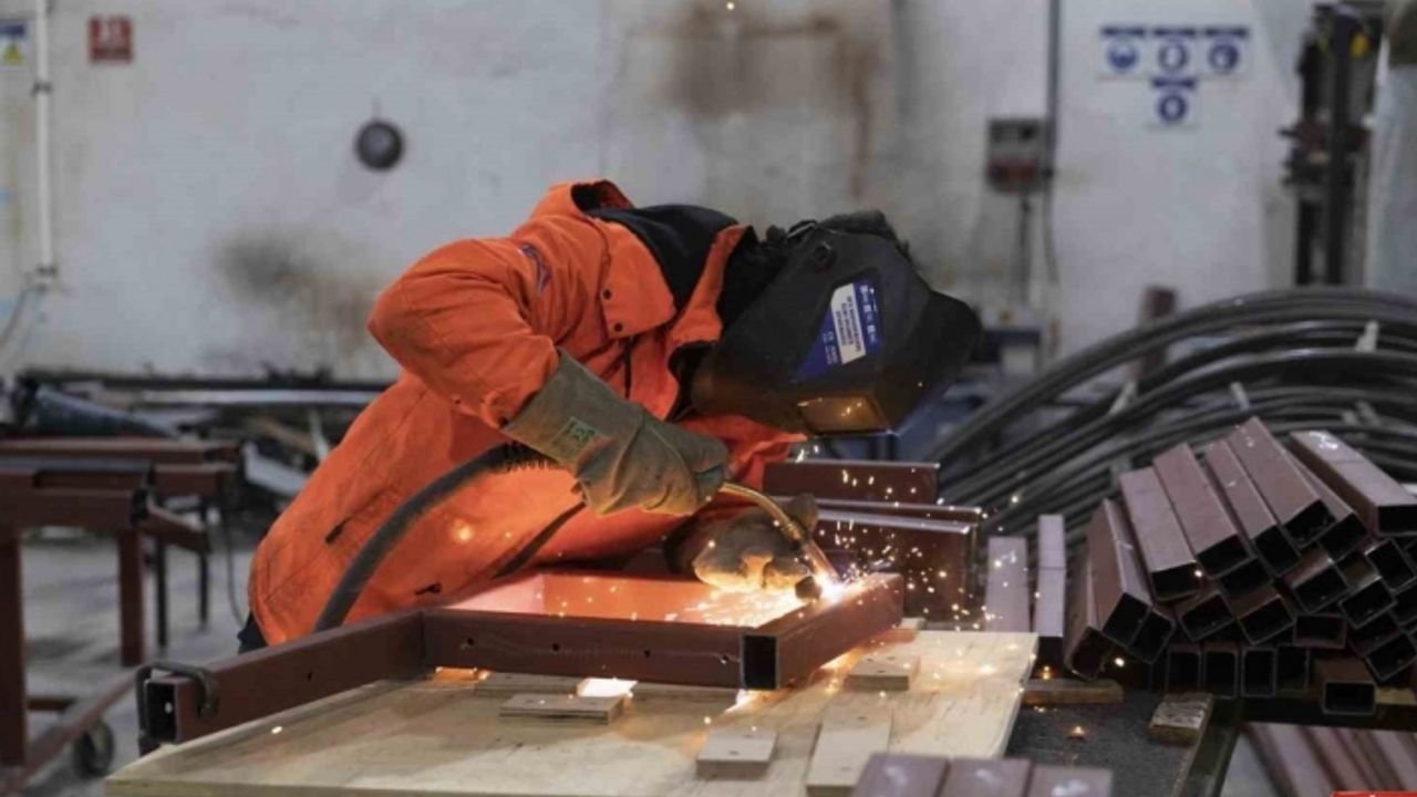 Mersin Büyükşehir Belediyesi marangoz atölyesi üretmeye devam ediyor