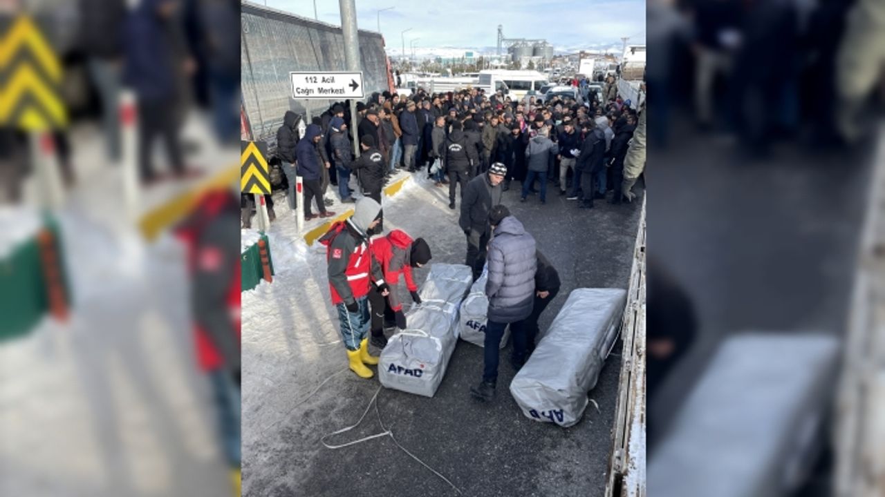 AFAD deprem bölgesinde çadır dağıtımına hızla devam ediyor