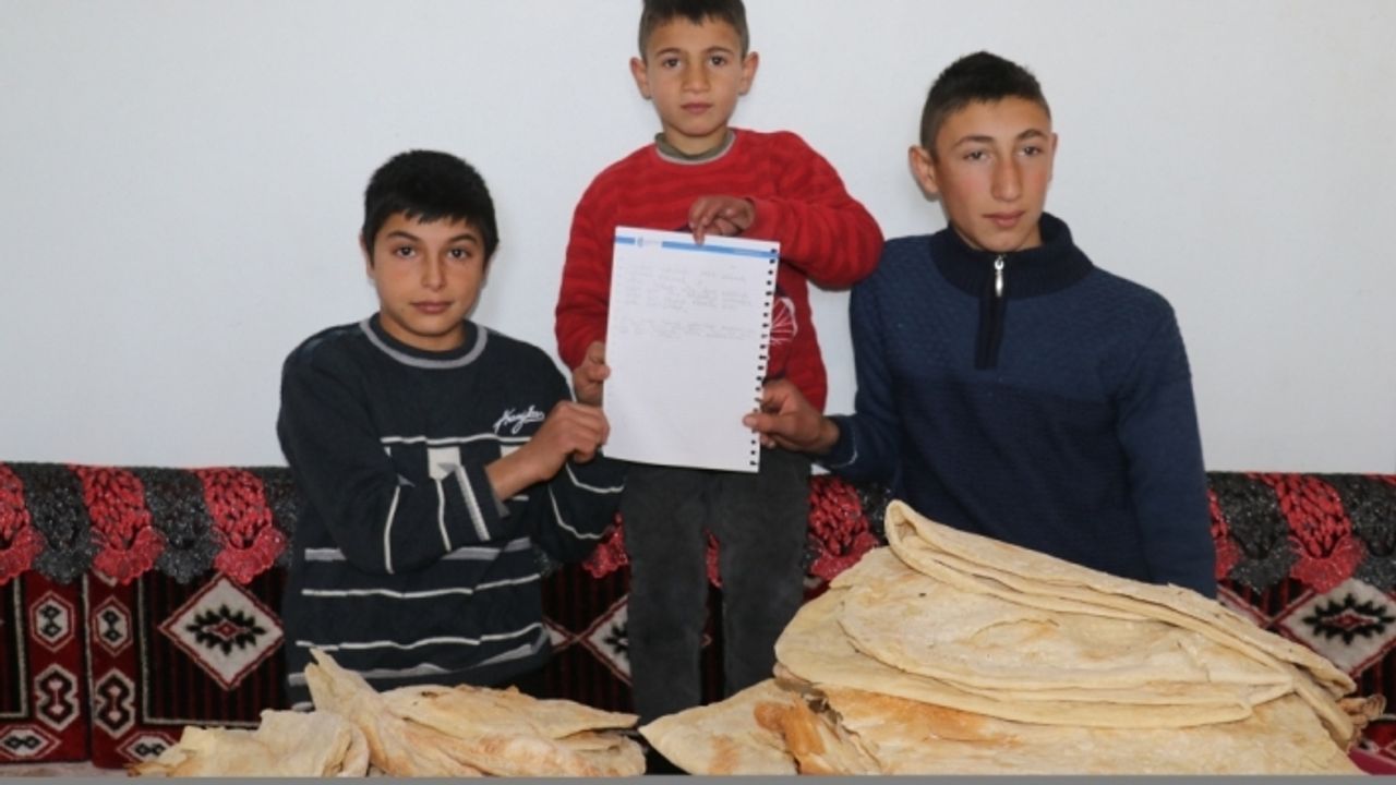 Ağrı'da köylerde yaşayan kadınlar depremzedeler için tandırda ekmek pişiriyor