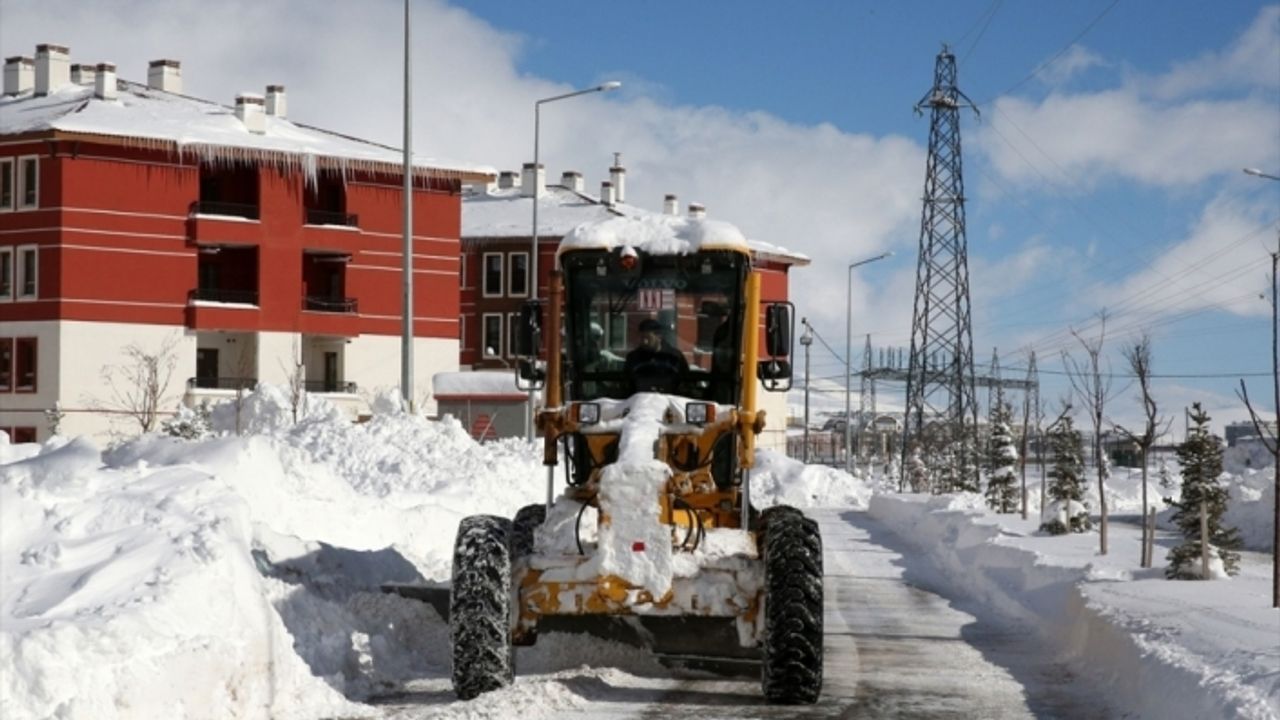 Bitlis'te kar kalınlığı 168 santimetreye ulaştı