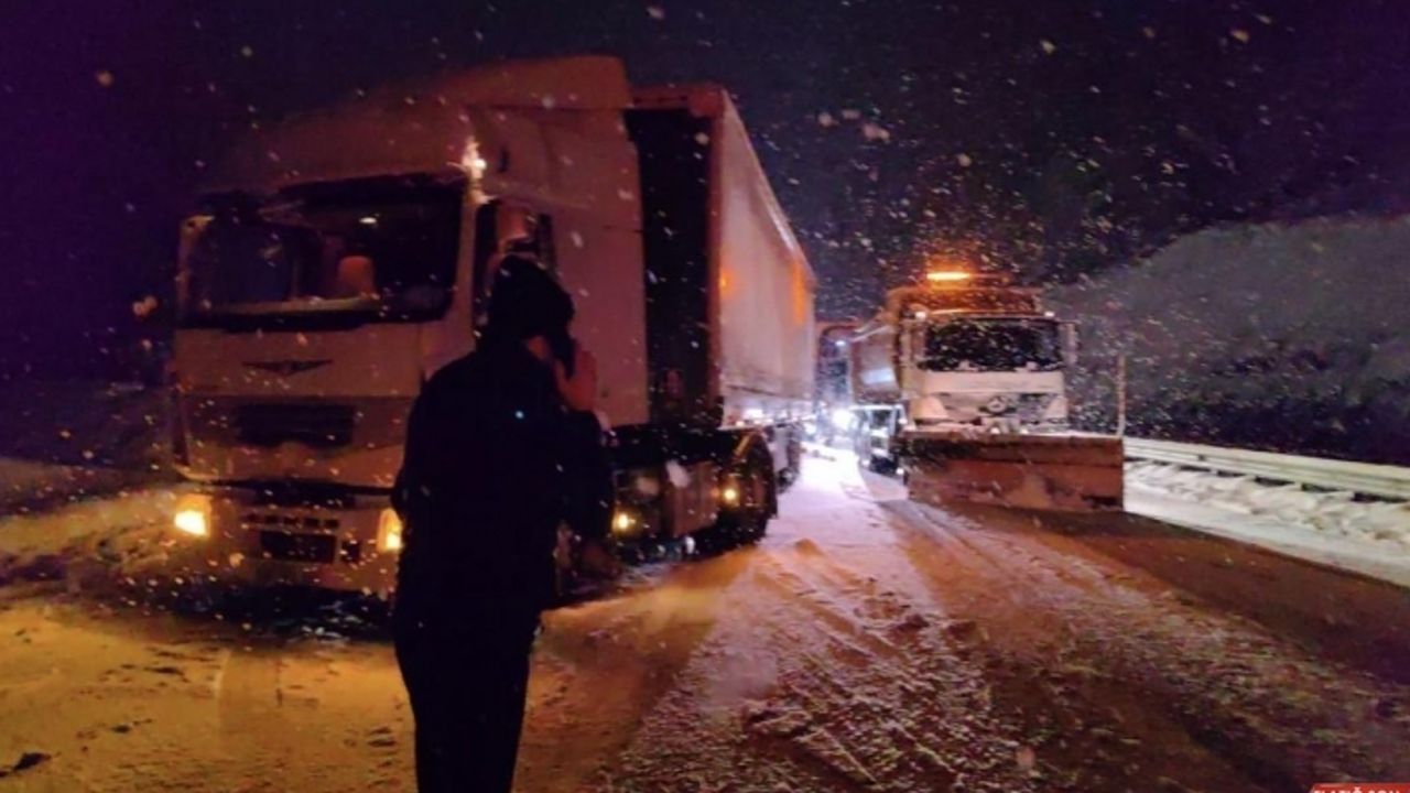 Deprem bölgesine yardım götüren tırlar karda kaydı, yol kapandı