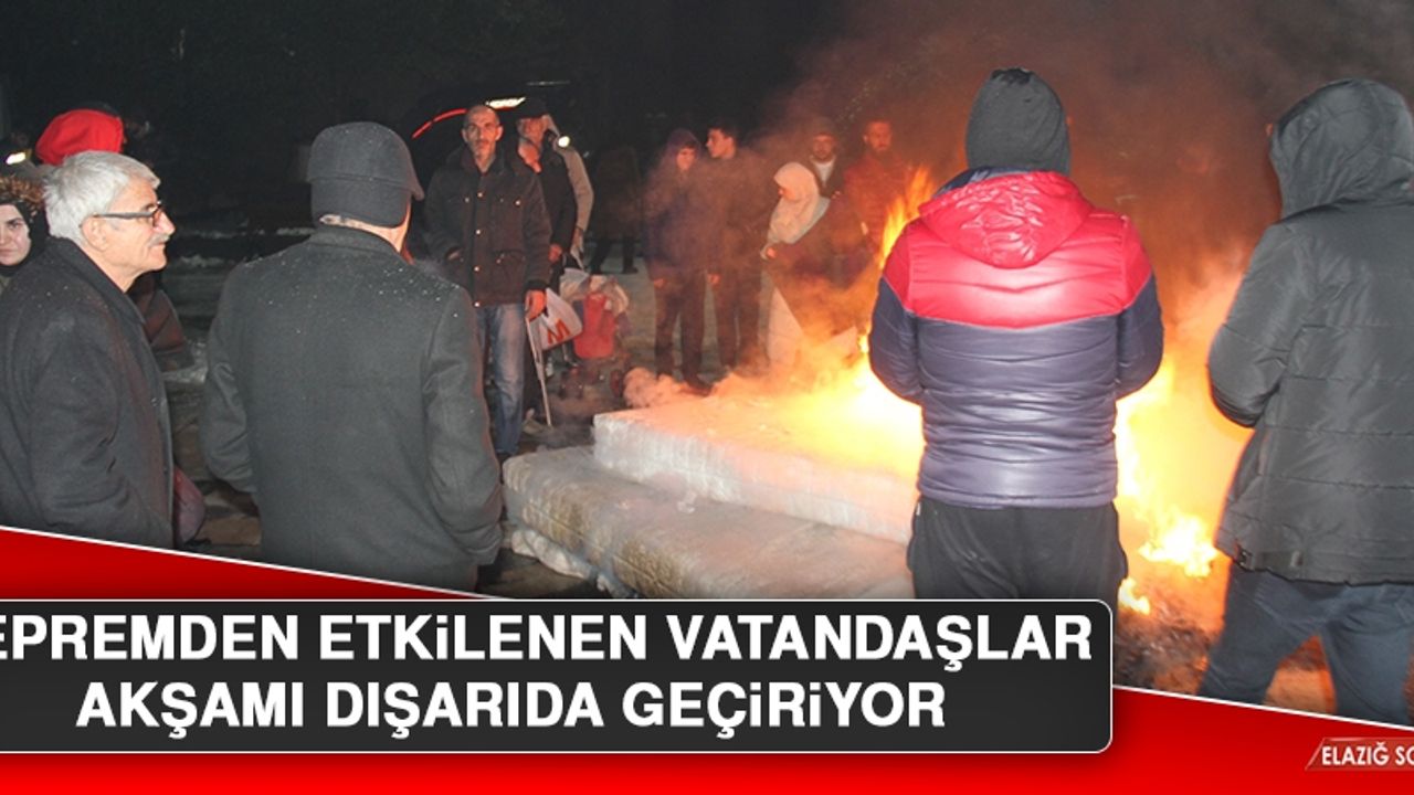 Depremden Etkilenen Vatandaşlar Akşamı Dışarıda Geçiriyor