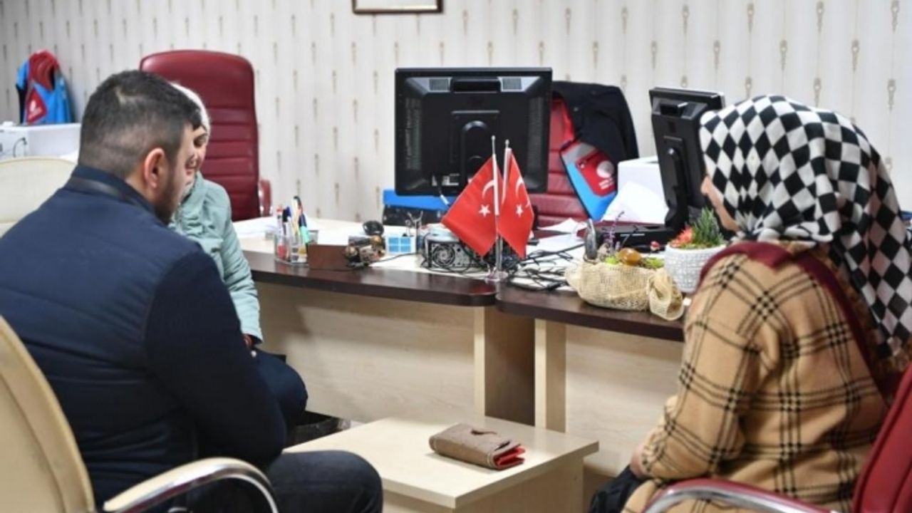 Depremzede çift yardım kolisinde buldukları cüzdanı sahibine iade etti