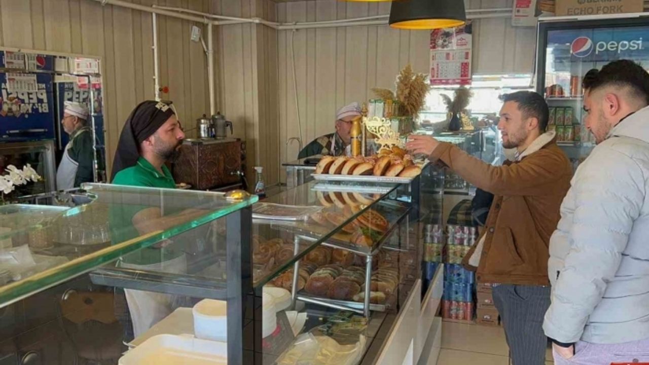 Dükkanın camındaki yazıyı görenler alışveriş için bir birleri ile yarıştı