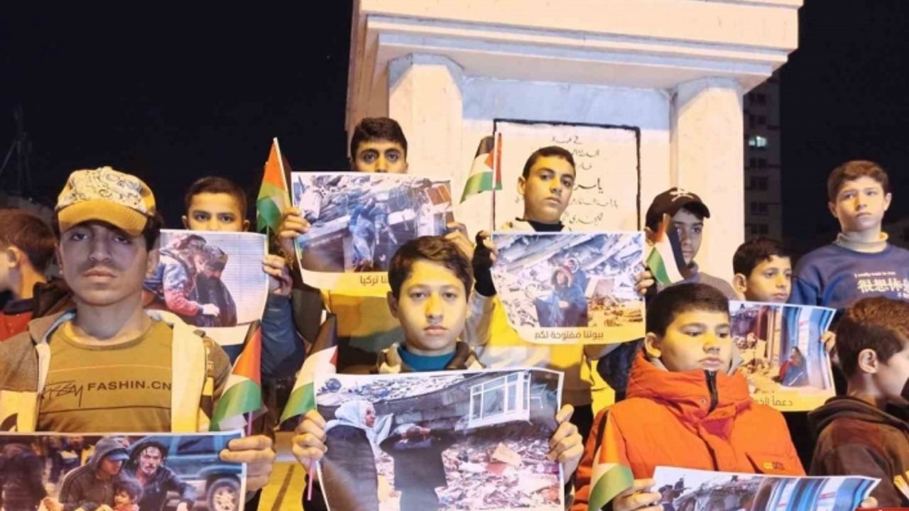 Gazzeli çocuklardan, depremden etkilenen Türkiye ve Suriye ile dayanışma gösterisi