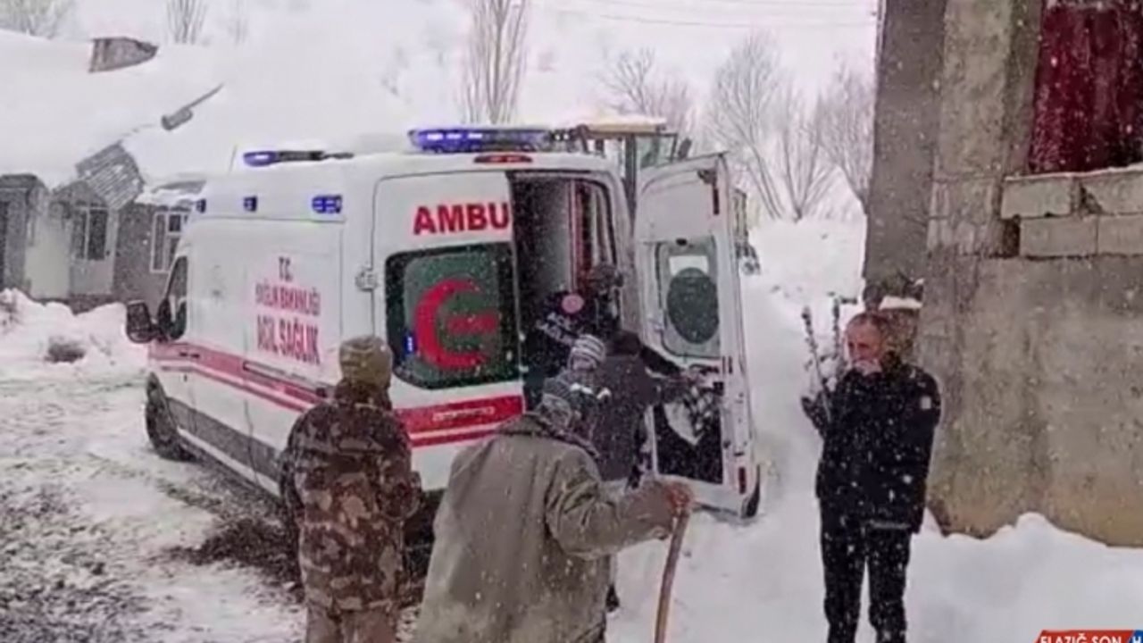 Hakkari'de kardan yolu kapanan köyde rahatsızlanan çocuk hastaneye ulaştırıldı