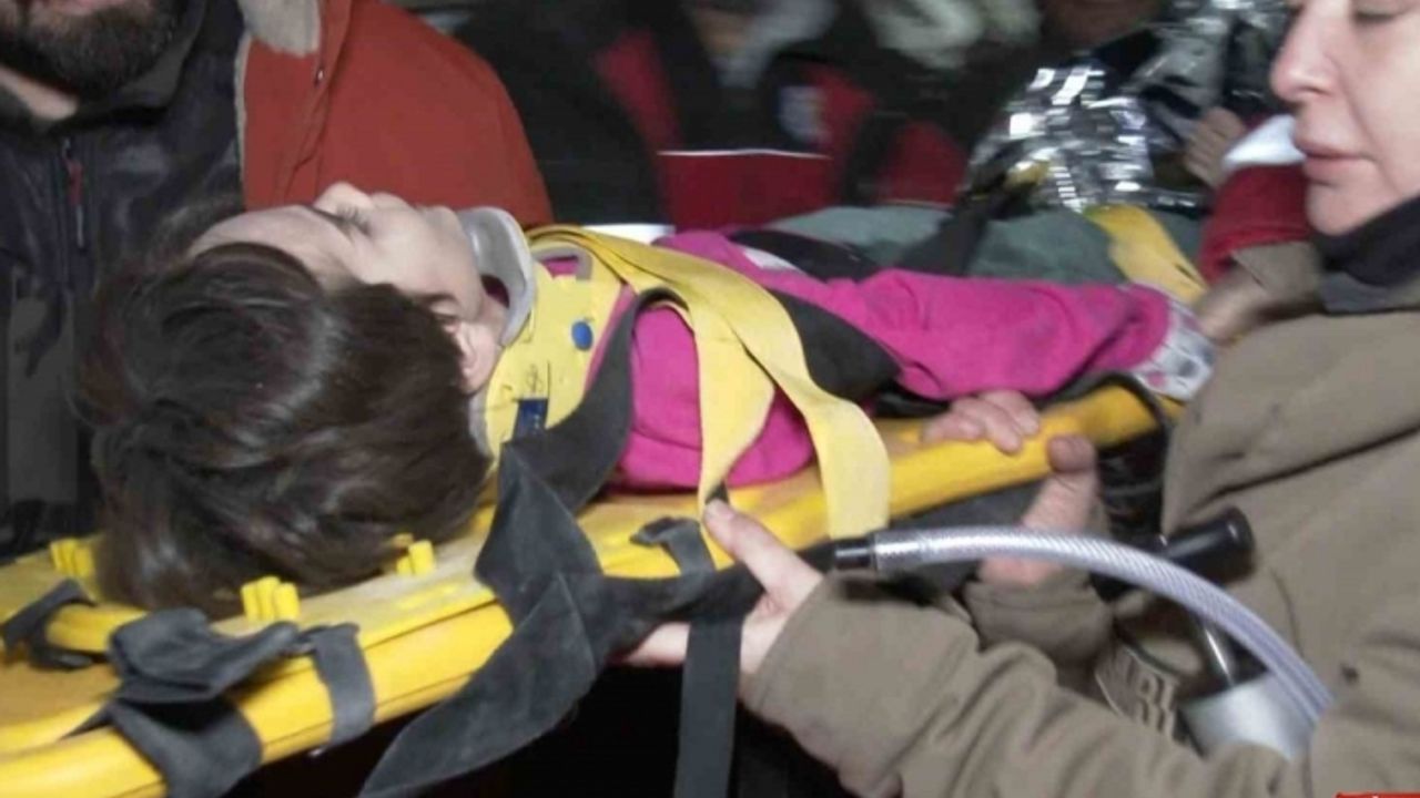 Hatay’da polis baba ve 4 yaşındaki oğlu 89 saat sonra enkazdan çıkarıldı