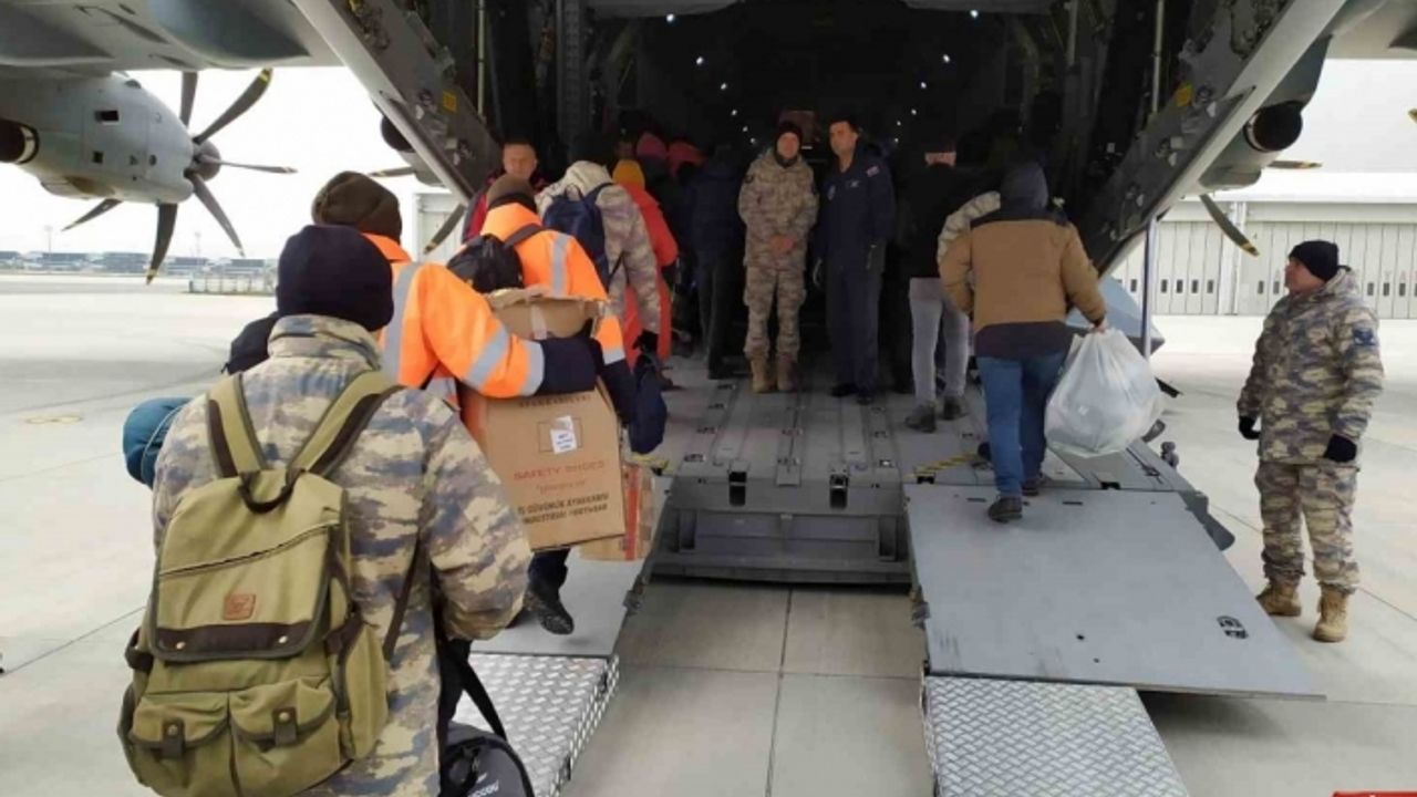İstanbul’dan deprem bölgesine 52 yeni ekip yola çıktı