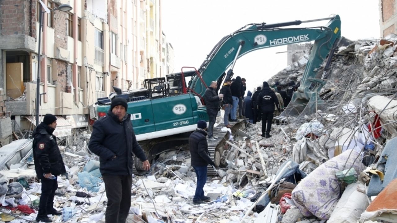 Malatya'da bir kadın enkaz altından 55 saat sonra çıkarıldı