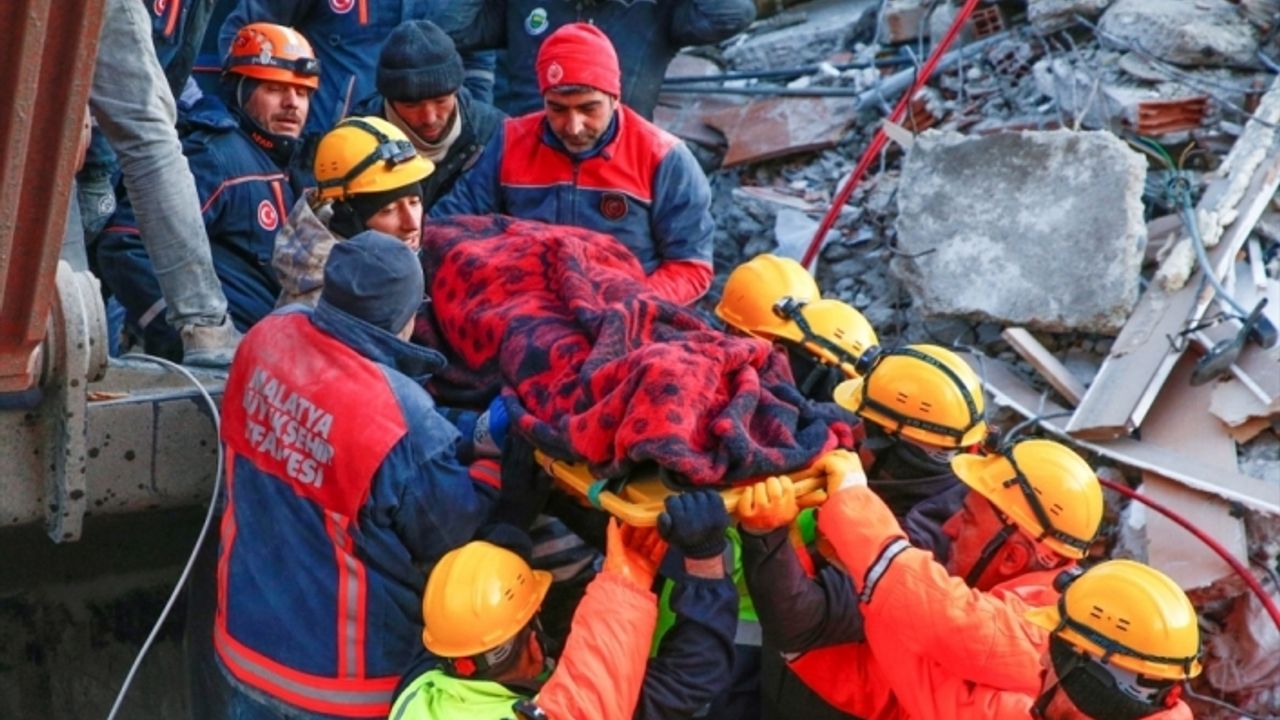 Malatya'da kedileriyle kurtarılan 2 kardeşin halası da enkazdan kurtarıldı