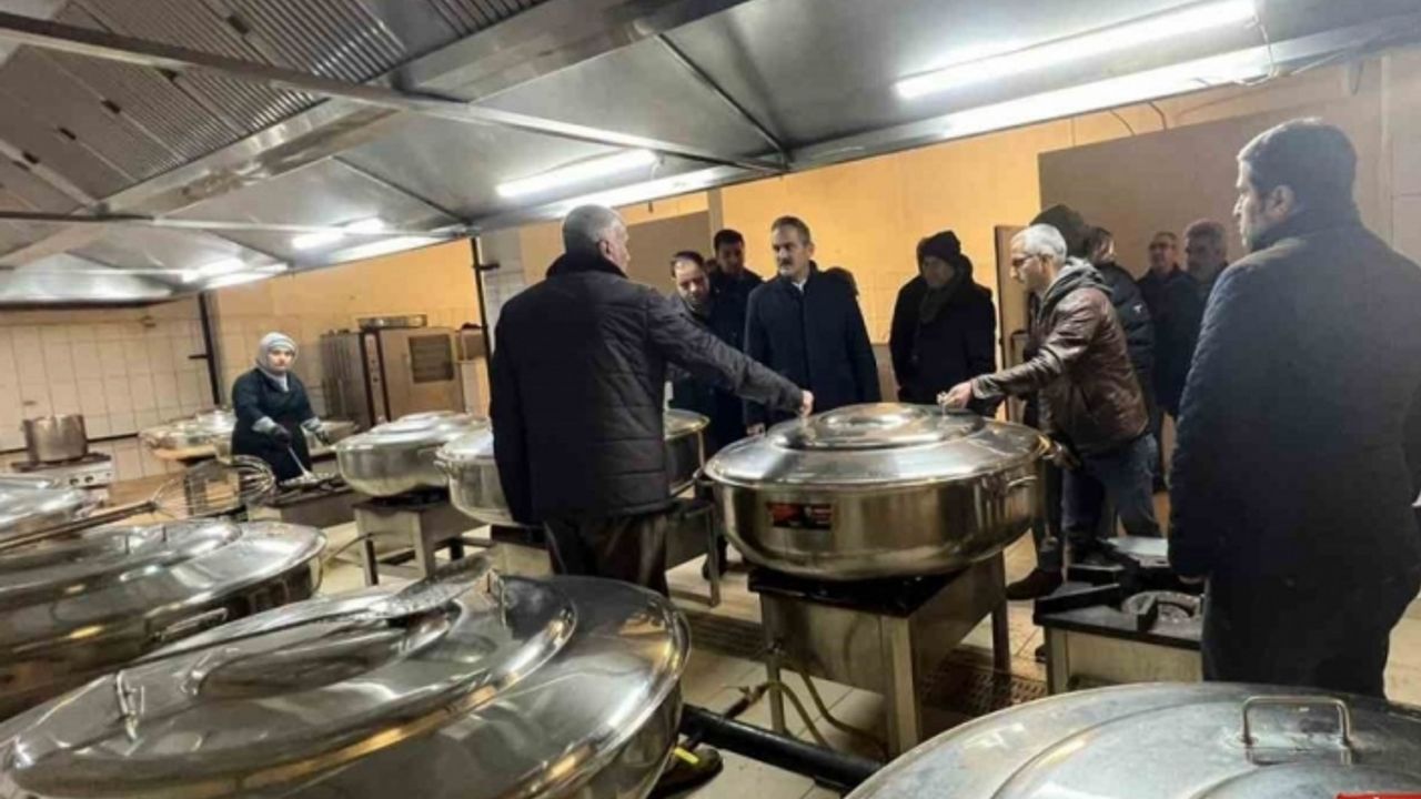 Meslek liseleri depremzedeler için günlük 700 bin ekmek üretiyor