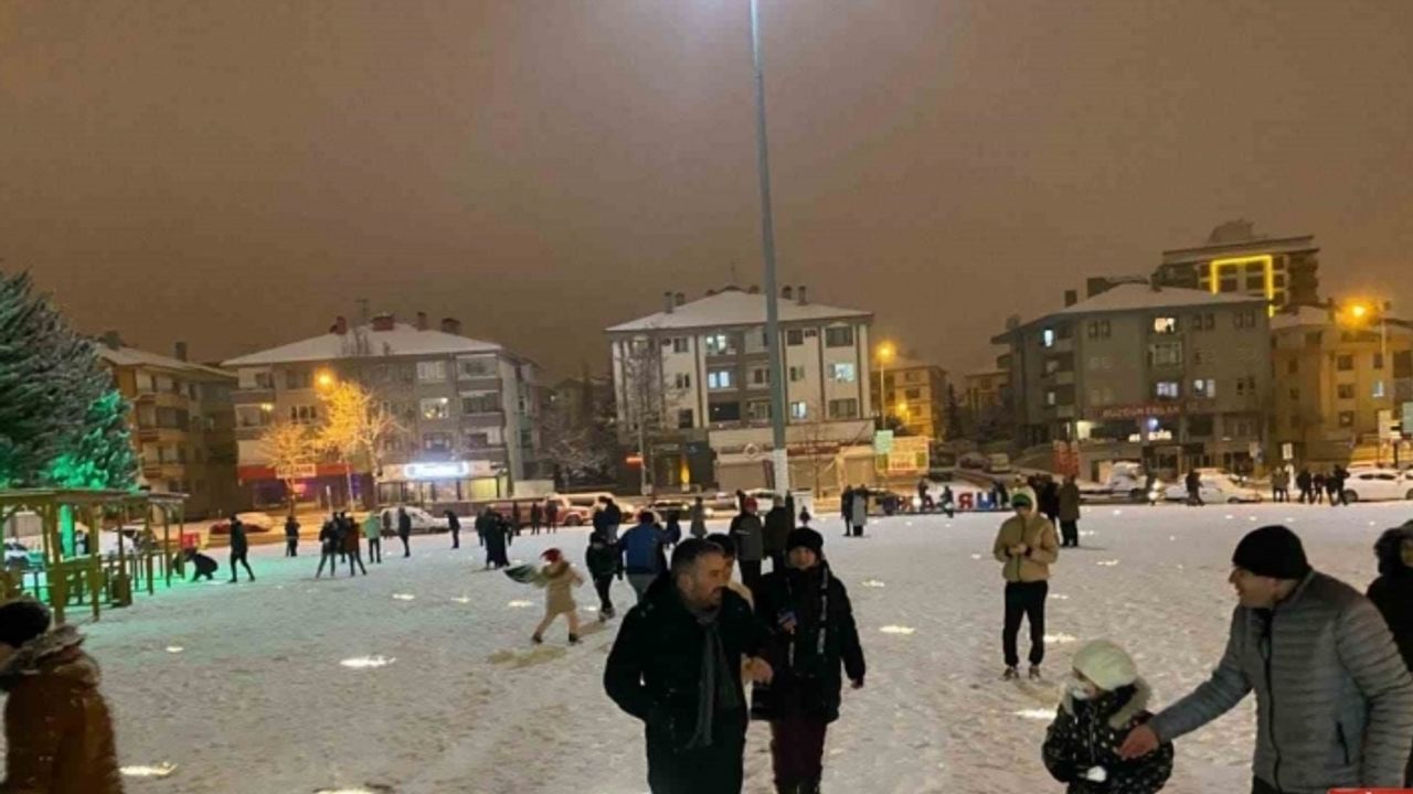 Pursaklar Belediye Başkanı Ertuğrul Çetin vatandaşlarla kar topu oynadı