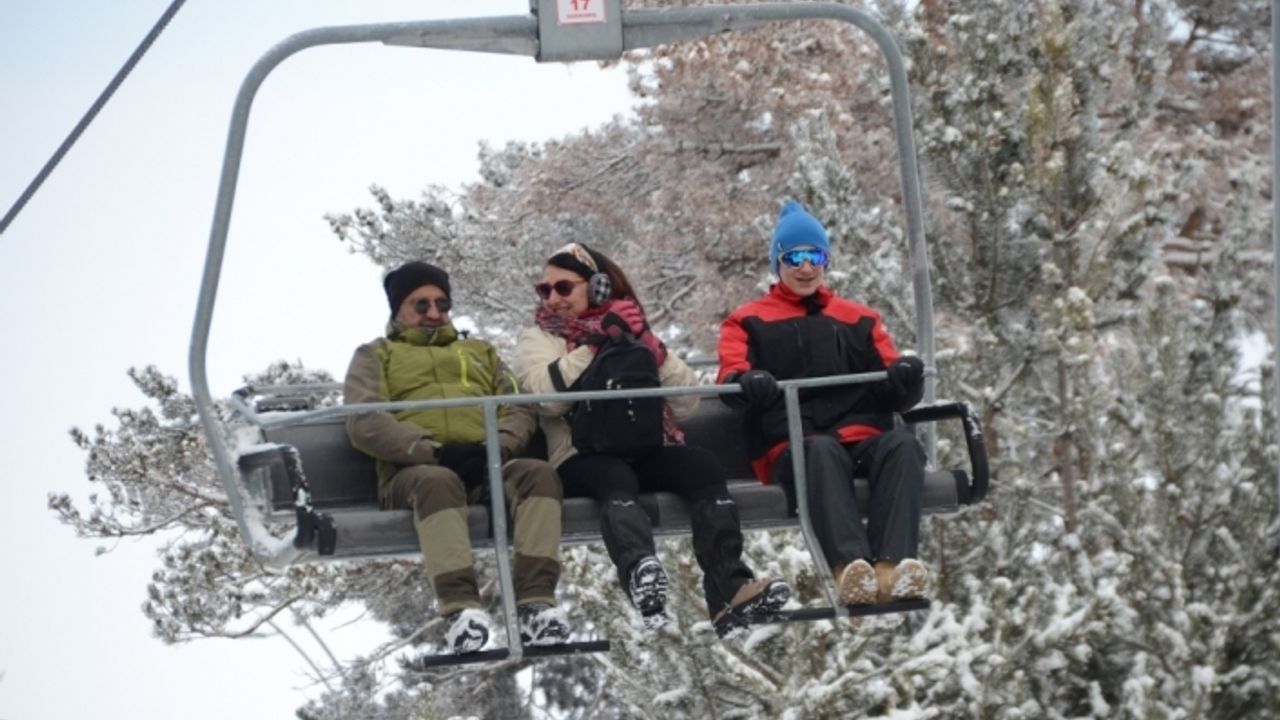 Sarıçam ormanları arasındaki Cıbıltepe'de kayak sezonu başladı