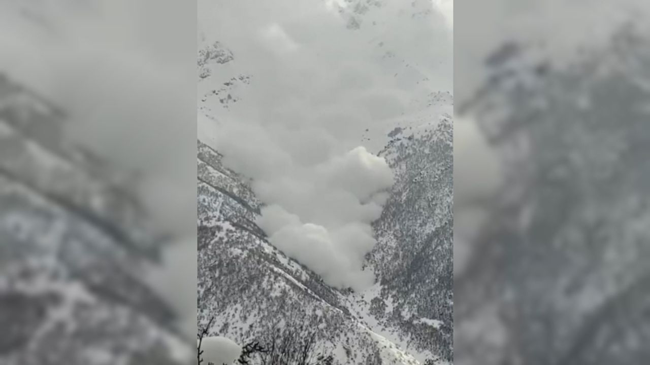 Şemdinli'de çığ düşme anı elektrik arıza ekiplerince cep telefonuyla görüntülendi