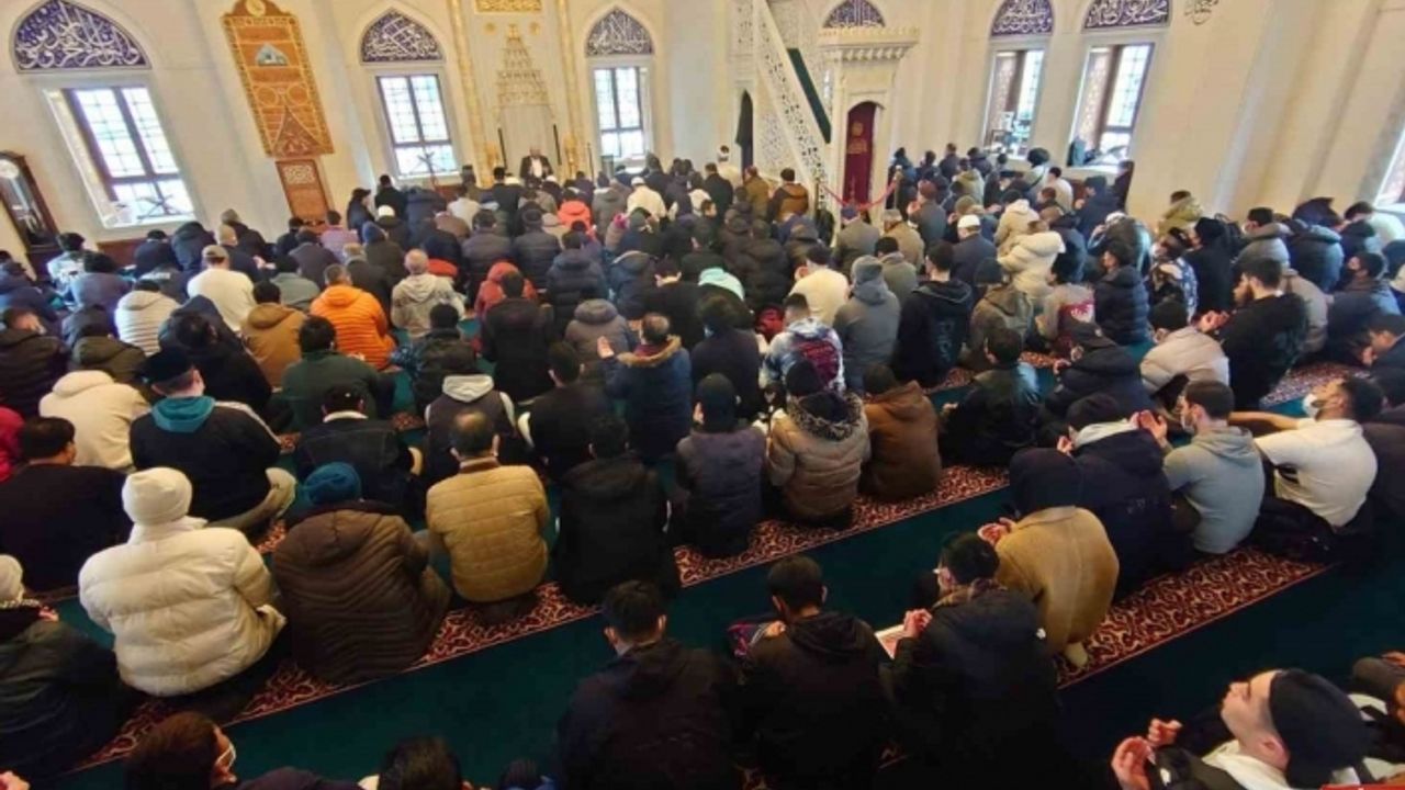 Tokyo Camii’nde depremde hayatını kaybedenler için gıyabi cenaze namazı