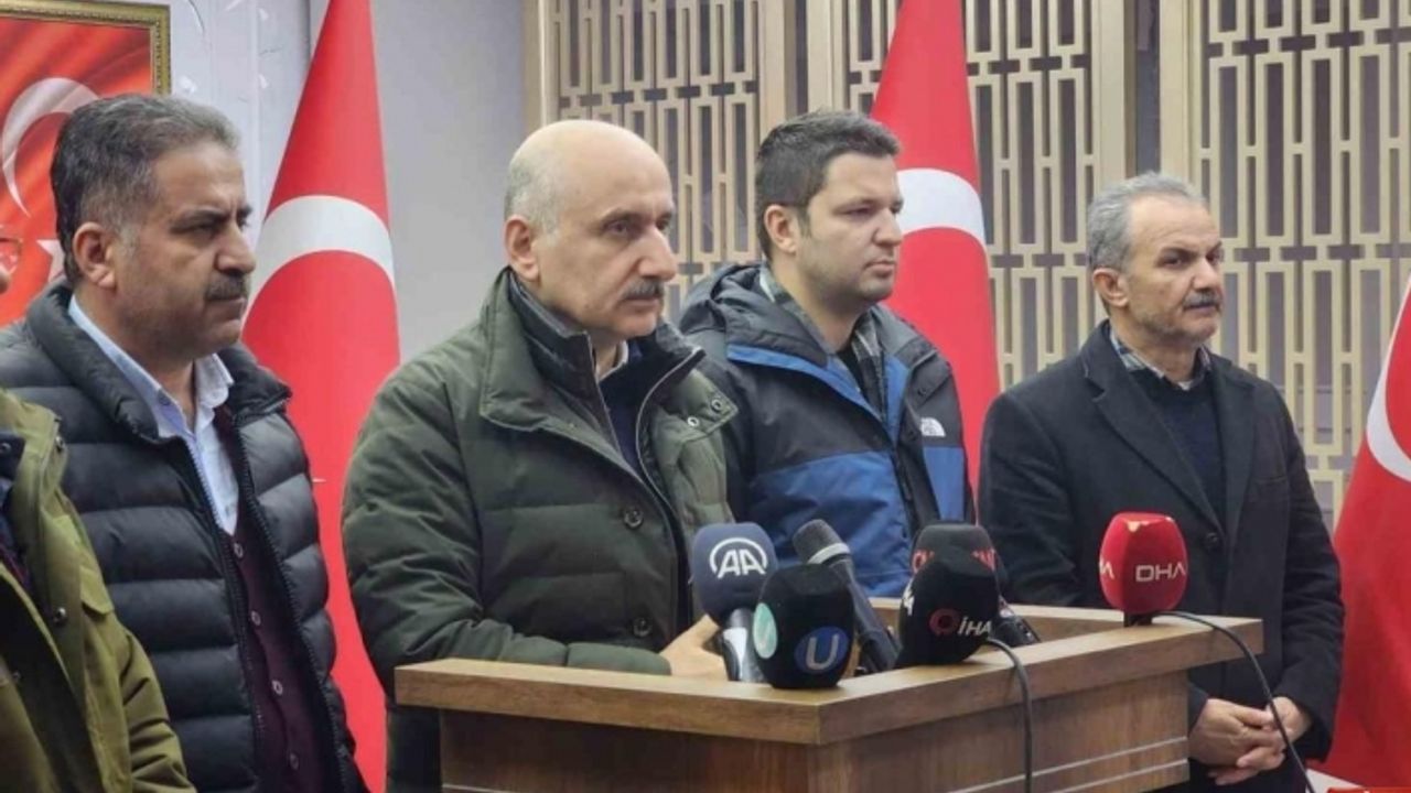 Ulaştırma ve Altyapı Bakanı Karaismailoğlu: “Adıyaman’da 896 tane vatandaşımızı kaybettik, 400 tane yaralımız var”