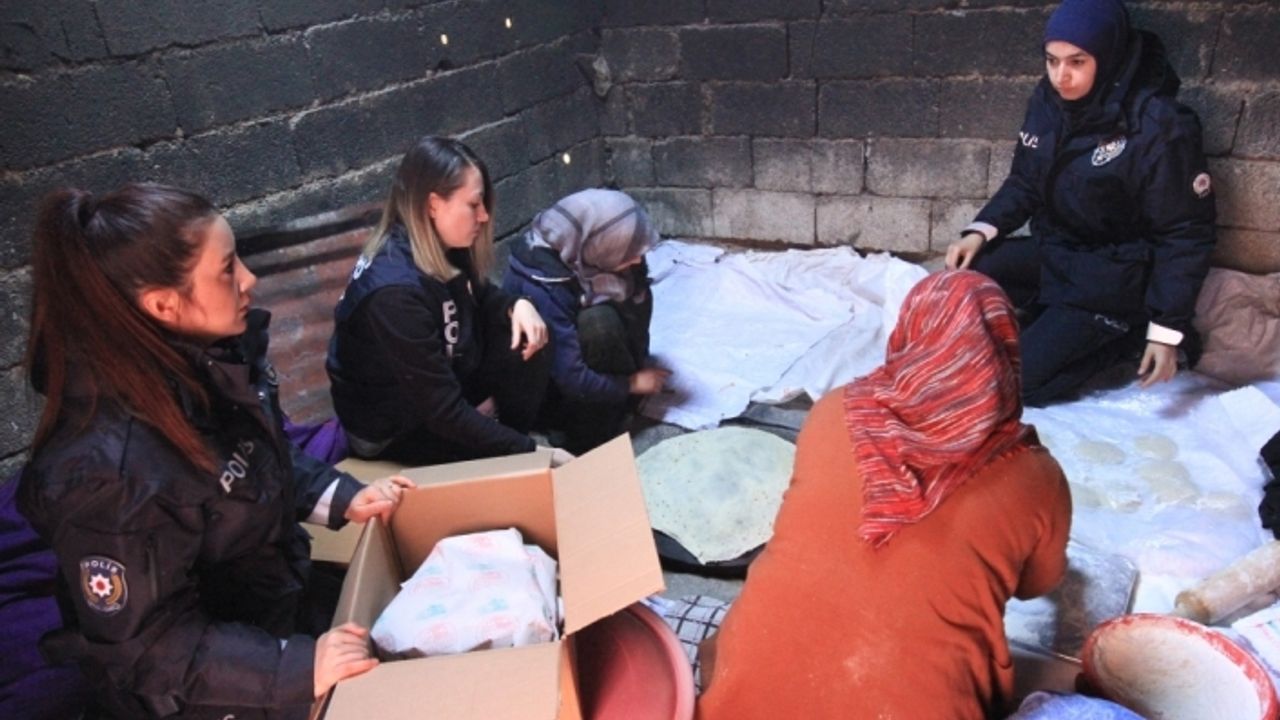 Van'daki 58 mahallede depremzedeler için yakılan tandırlarda ekmek pişiriliyor