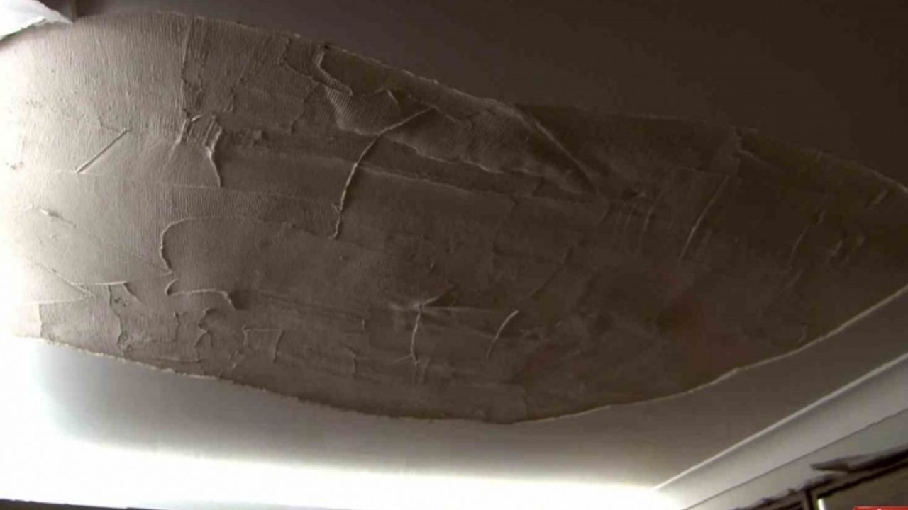 Beylikdüzü’nde 6 aylık apartman dairesinde tavan alçısı ev içinde ailenin üstüne düştü