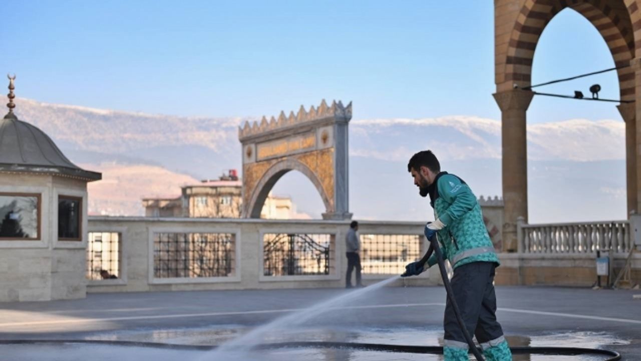Beyoğlu Belediyesi Kahramanmaraş’ta temizlik çalışmalarına destek veriyor