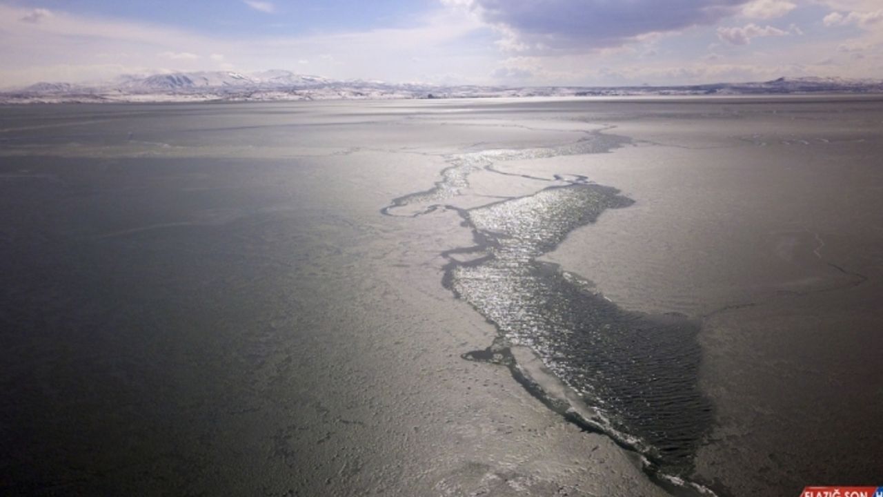 Bitlis'te yüzeyi donan Nazik Gölü'nün buzları çözülmeye başladı