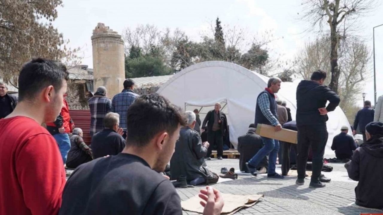 Depremin merkezi Kahramanmaraş’ta Ramazan’ın ilk cuma namazı kılındı
