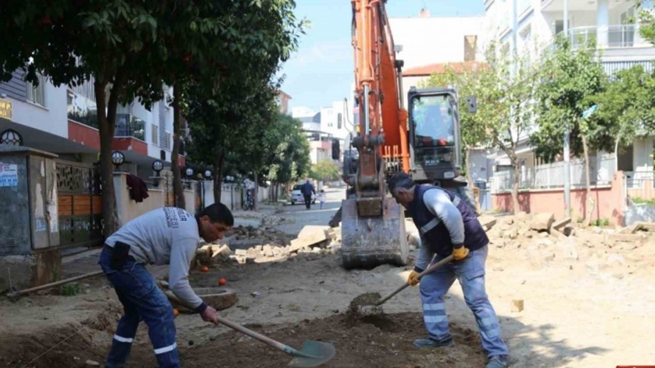 Efeler Belediyesi ekipleri Girne Mahallesi’ndeki yolları yeniliyor
