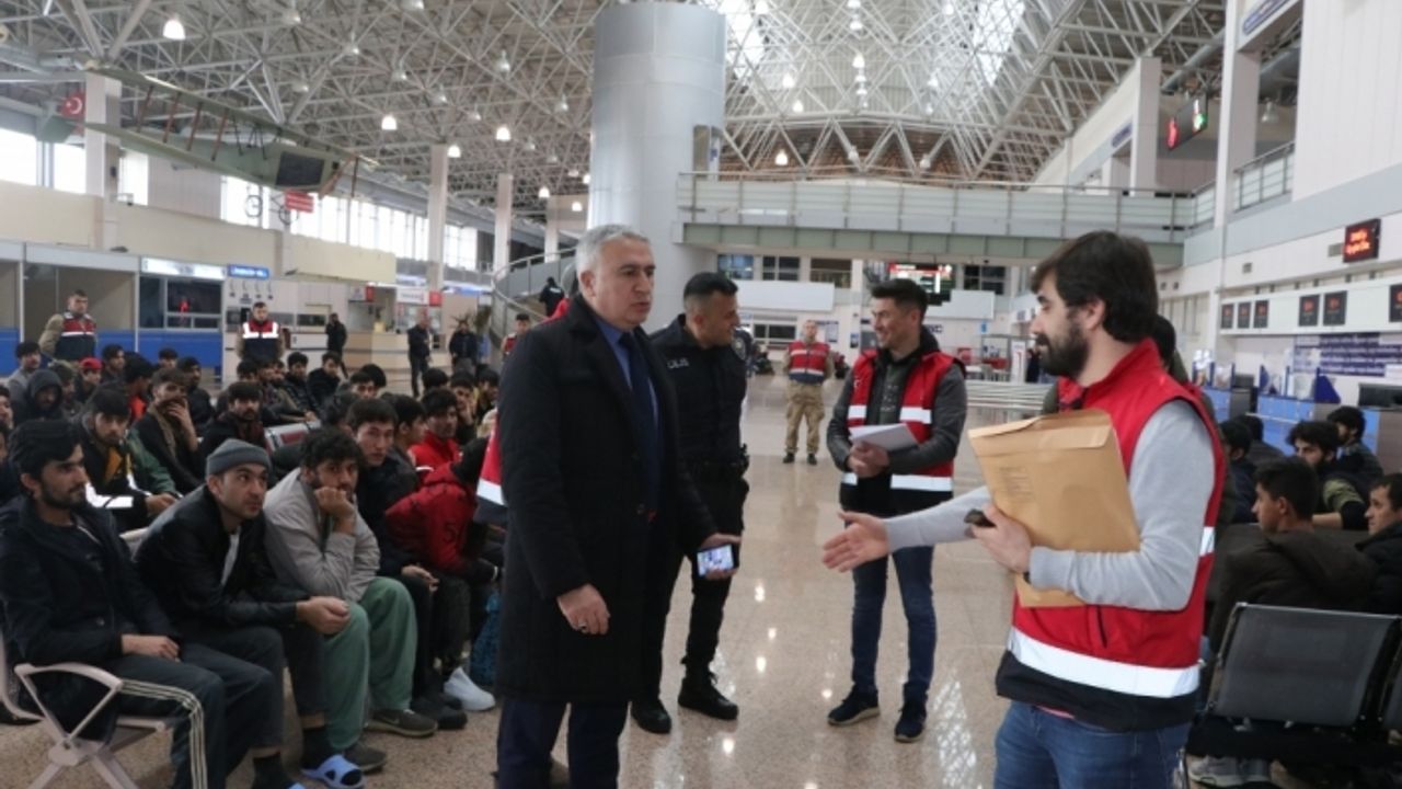 Erzurum'dan Afganistan uyruklu 136 düzensiz göçmen ülkelerine gönderildi