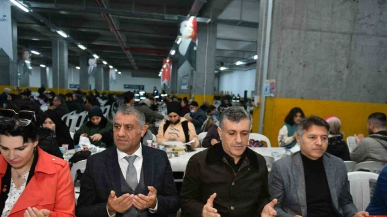 Esenyurt Belediye Başkanı Bozkurt orucunu vatandaşlarla birlikte açtı