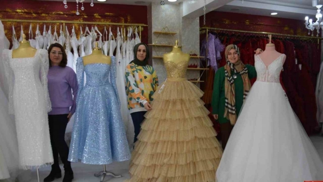 Genç kızların hayalindeki gelinliklerde bu senenin modası ve fiyatları