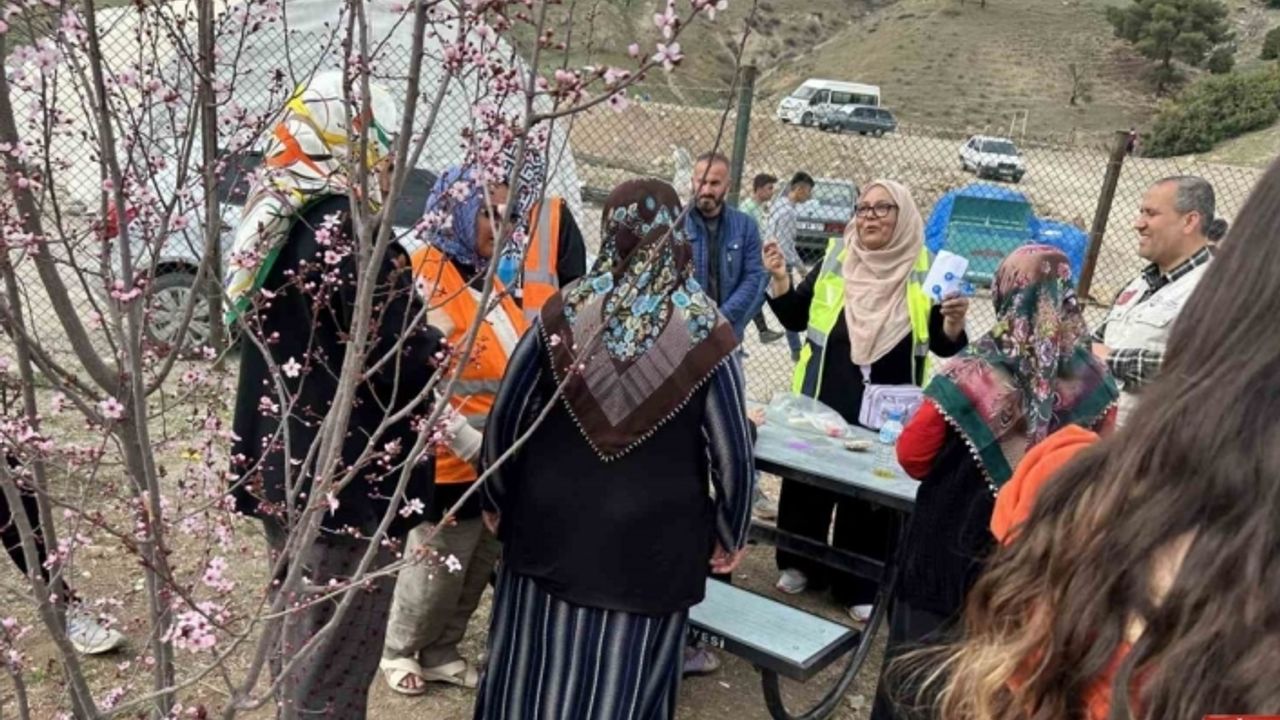 İngiltere’de yaşayan 70 yaşındaki Pakistanlı kadın, deprem bölgesine yardım götürdü