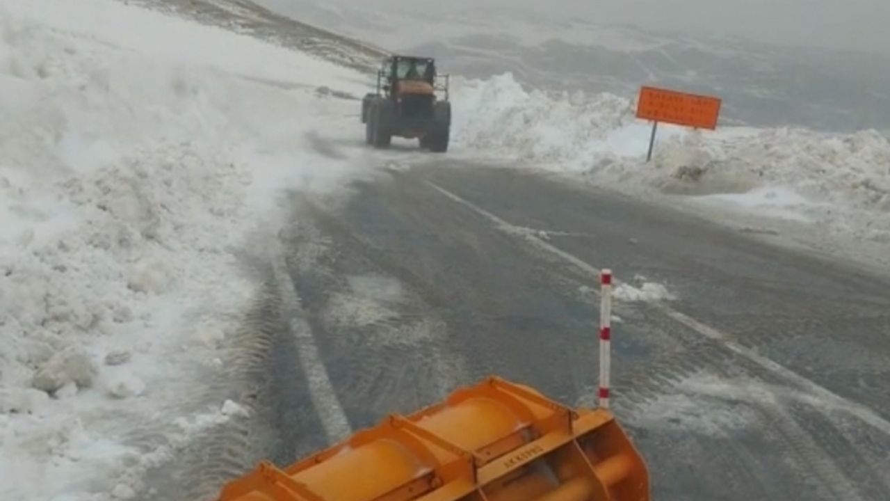 Kar nedeniyle ulaşıma kapanan Kağızman-Ağrı kara yolu açıldı