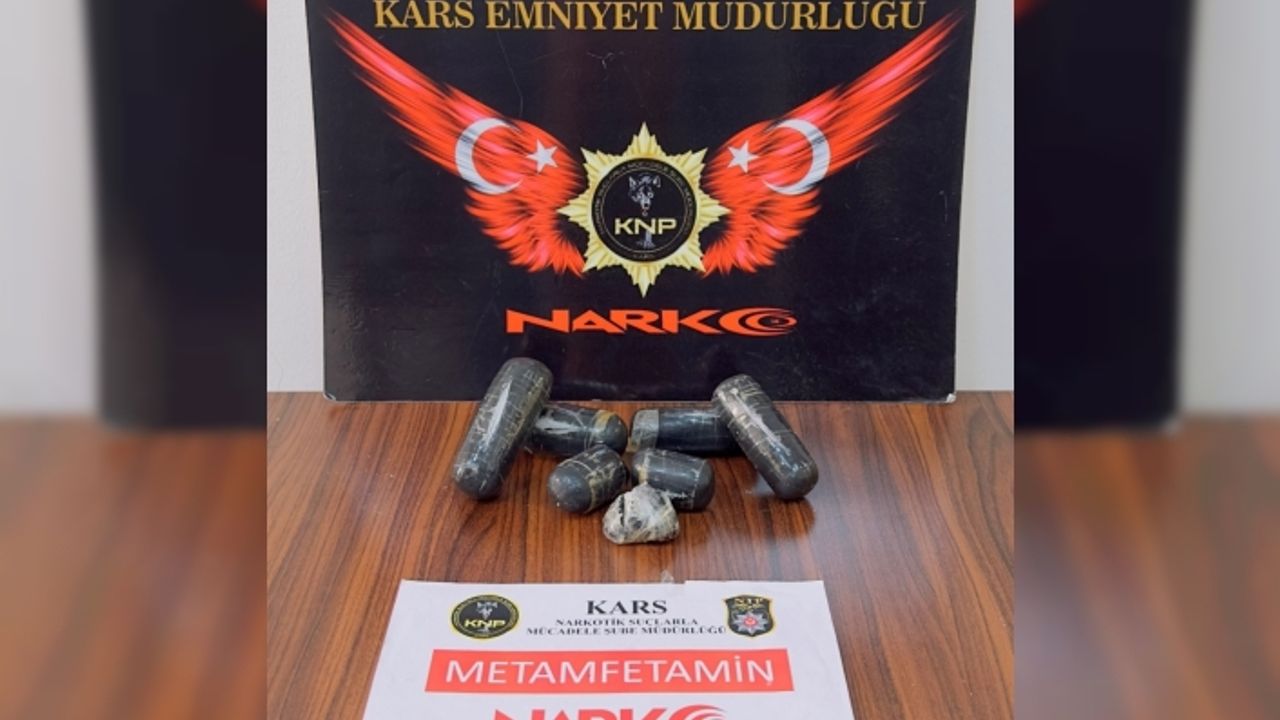 Kars'ta mide ve bağırsağından uyuşturucu çıkan İranlı tutuklandı