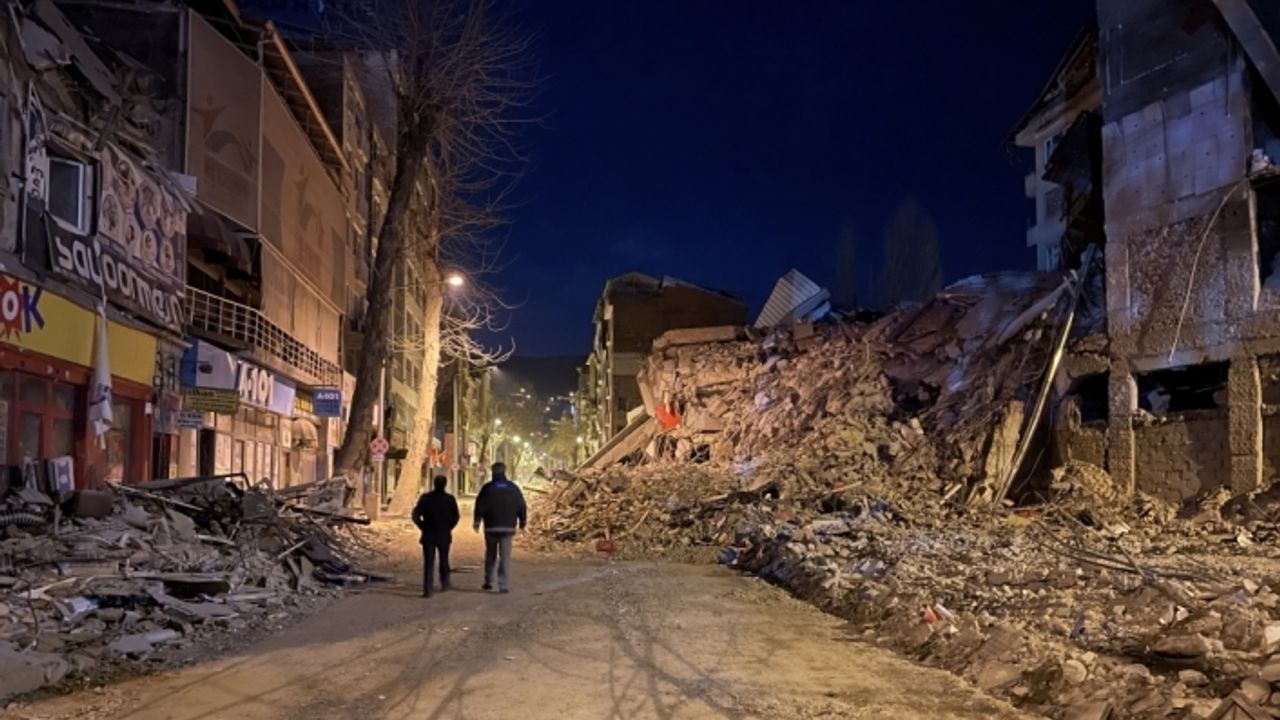 Malatya'da depremlerde bir kısmı yıkılan bina Sincik merkezli depremde çöktü