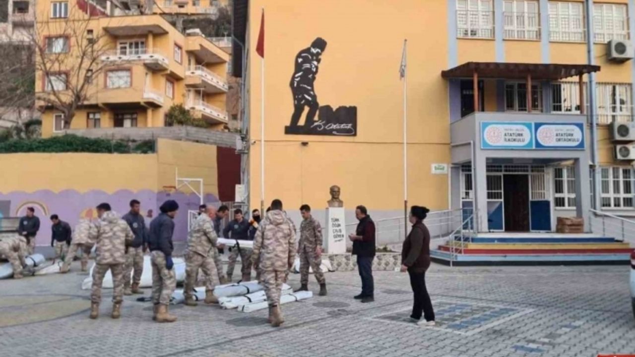 MSB öğrenciler için çadır sınıf kurmaya devam ediyor