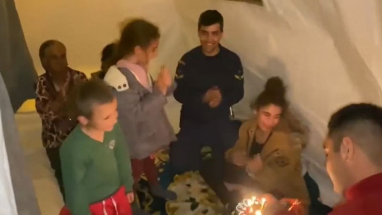 Sahil Güvenlik ekiplerinden depremzede çocuklara doğum günü sürprizi