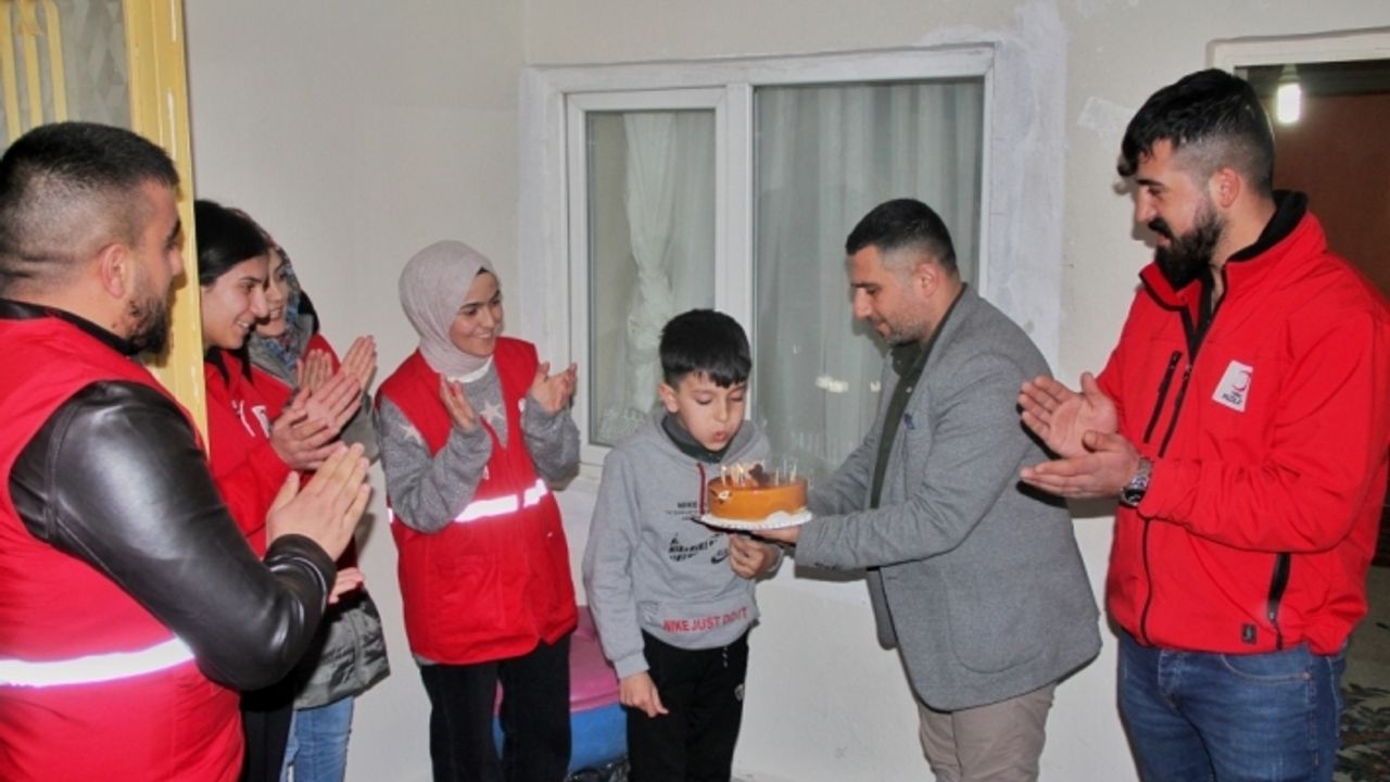 Van'da Türk Kızılay ekibi, depremzede çocuğun doğum gününü kutladı