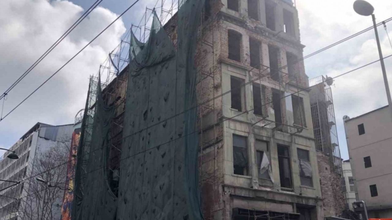 Beyoğlu’nda bir kısmı çöken 5 katlı metruk bina havadan görüntülendi