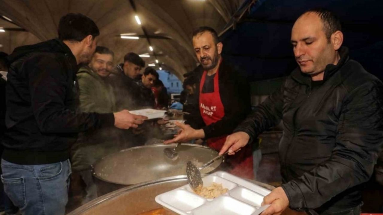 Yenimahalle Belediye Başkanı Fethi Yaşar, orucu vatandaşlarla birlikte açtı