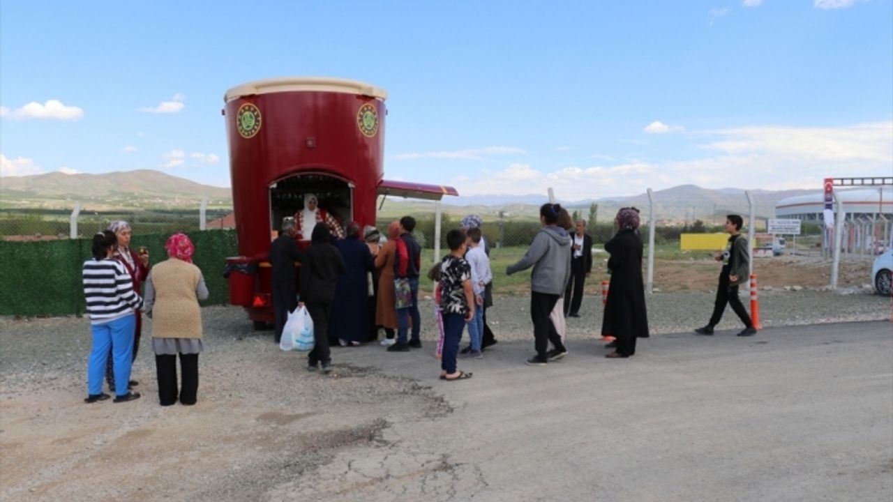 Konteyner kentteki depremzedelere günlük 2 bin bardak kahve ikram ediliyor